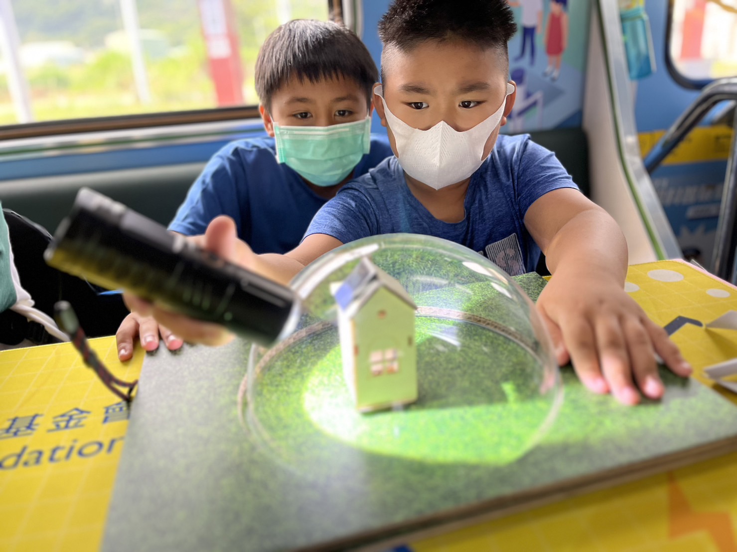 EVO真人參與基礎科學主題車廂，以STEAM教學精神，設計「逐日科學家」、「太陽能工程師」以及「淨零建築師」三大能源科普課程和實驗